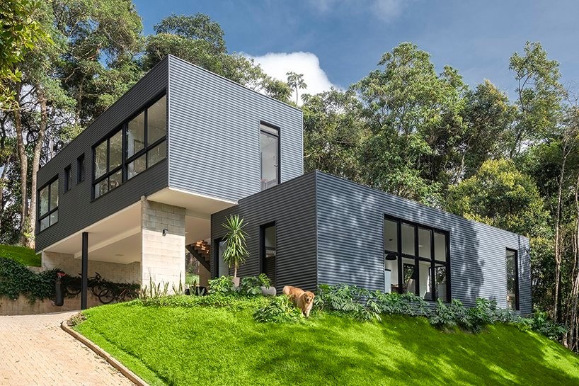 Una casa prefabbricata a due volumi e integrata nella natura del Brasile