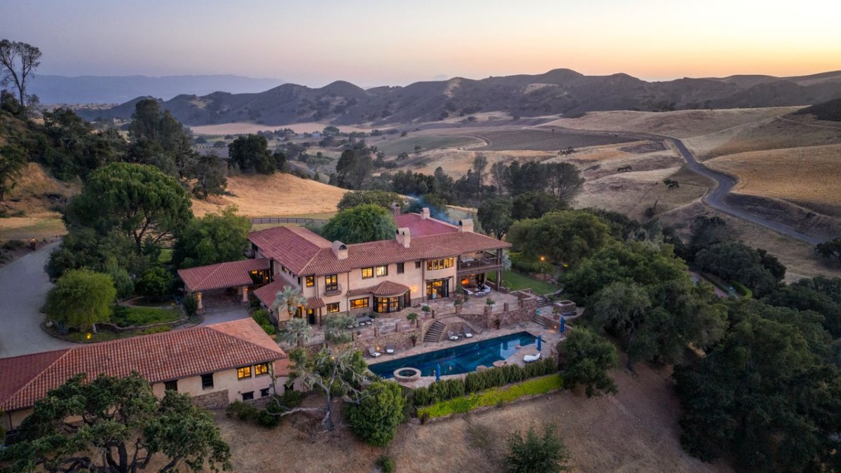 Una villa di stile coloniale in un immenso ranch californiano