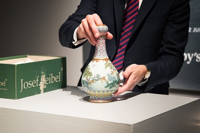 Un vaso cinese scoperto in un attico di Parigi venduto da Sotheby's per 16 milioni