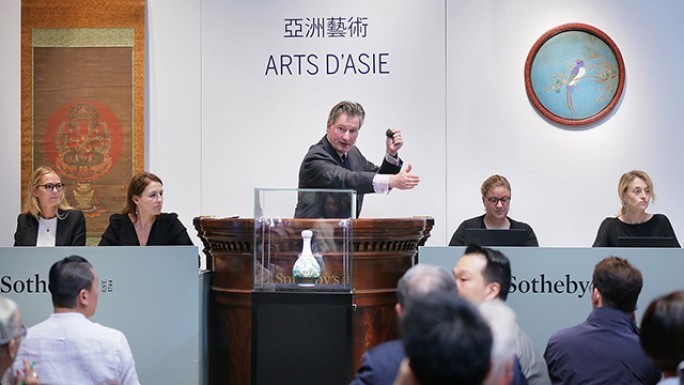 Un vaso cinese scoperto in un attico di Parigi venduto da Sotheby's per 16 milioni