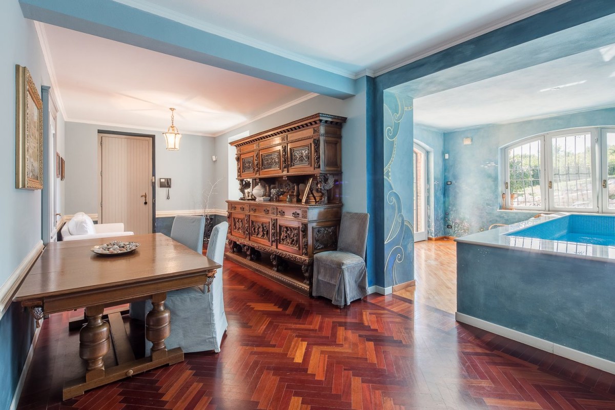 A propriedade tem uma pequena piscina interior