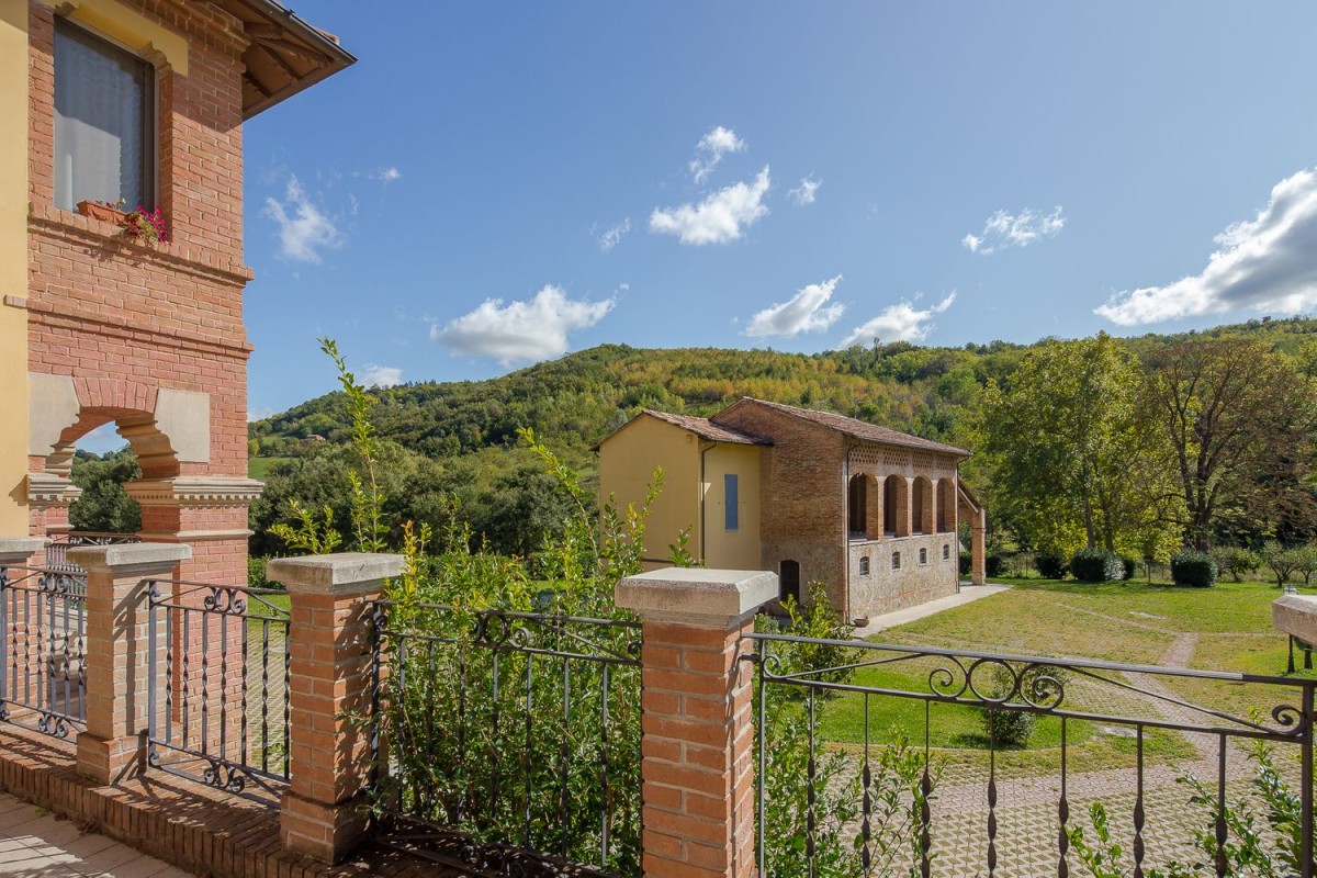 A casa está situada num grande terreno e tem vários anexos