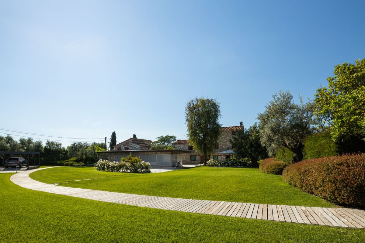 La villa a un grand jardin et beaucoup d'espace