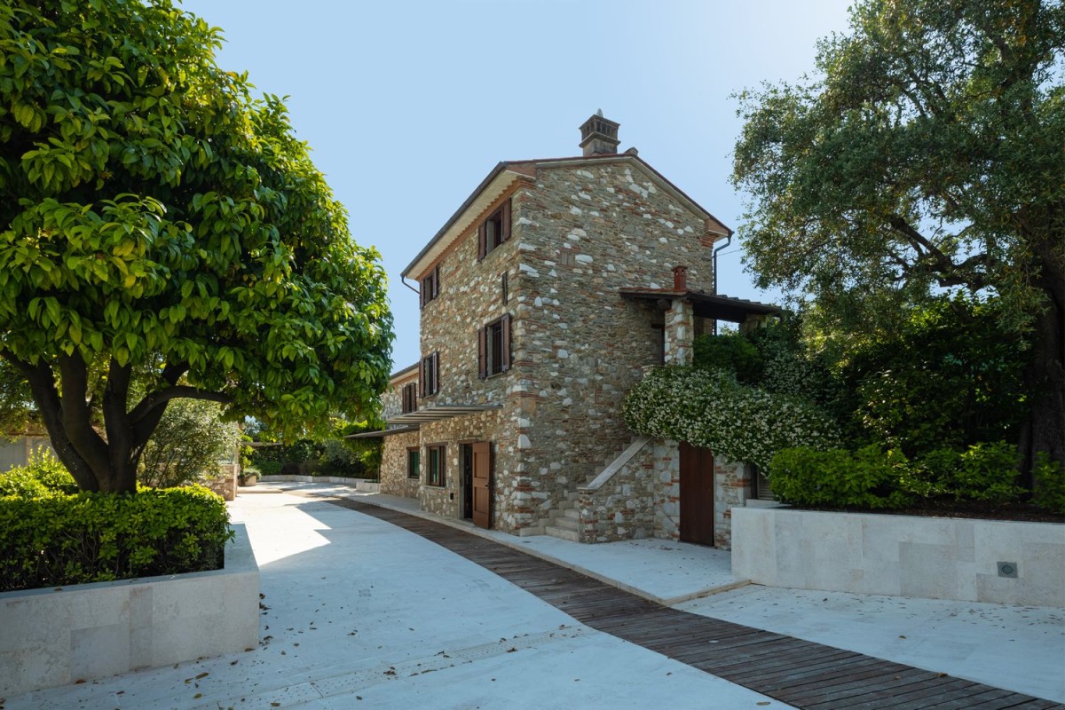 Cette belle villa en pierre est à vendre dans la campagne italienne