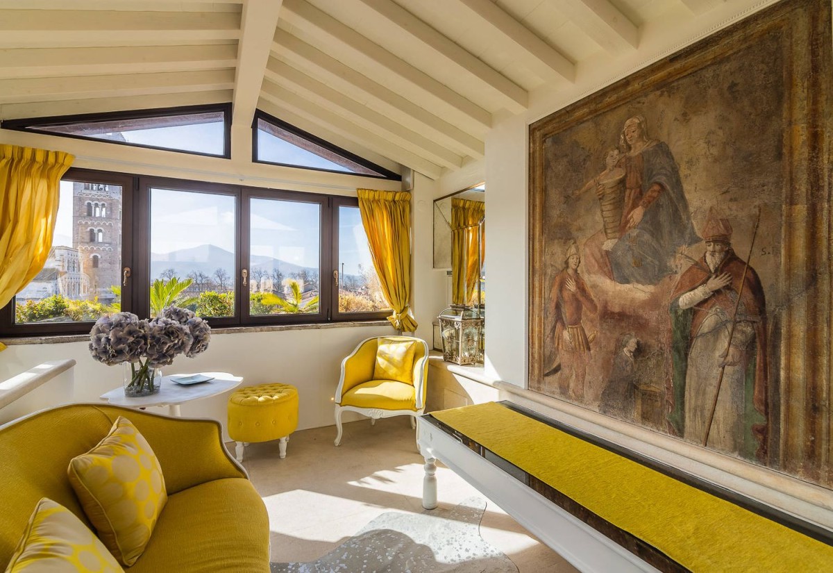 A propriedade tem várias áreas habitáveis, uma das quais com vistas imbatíveis sobre a cidade