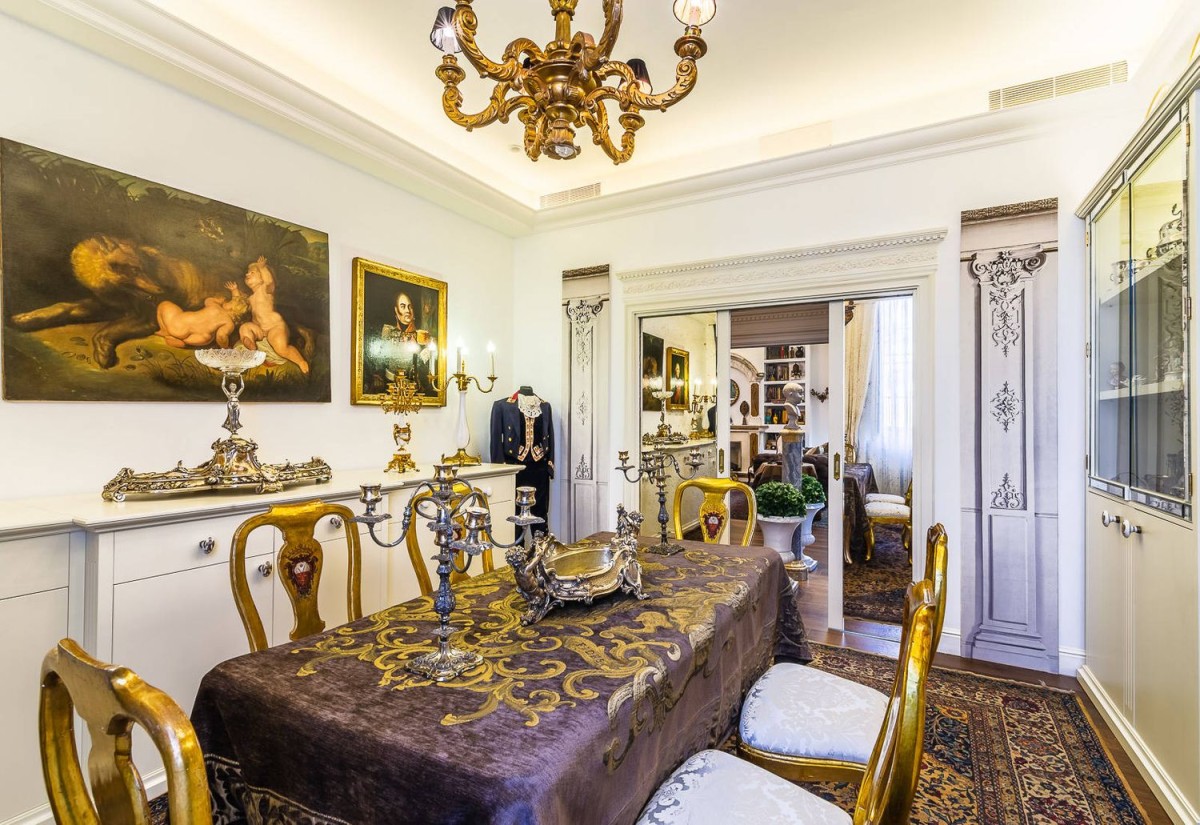 As modernas salas de estar estão em contraste com esta sala de jantar, cheia de encanto histórico