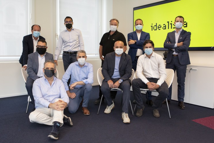 Die Teams von idealista, Miogest und Gestim nach Unterzeichnung des Kaufvertrags Die Teams von idealista, Miogest und Gestim nach Unterzeichnung des Kaufvertrags