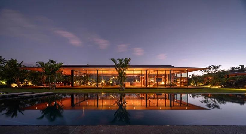 Una casa di lusso in legno e vetro che sembra galleggiare alle Hawaii