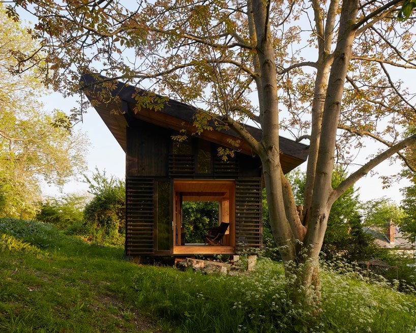 Una mini casa in legno perfetta per vivere in mezzo alla natura