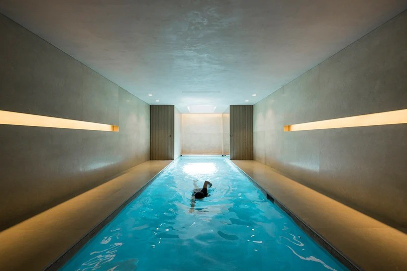 Una tradizionale casa newyorkese che nasconde un'impressionante piscina al suo interno