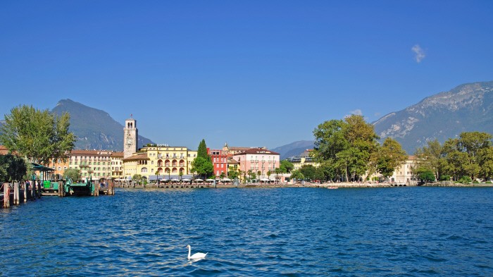 Un ascensore panoramico inclinato per guardare dall’alto il Lago di Garda