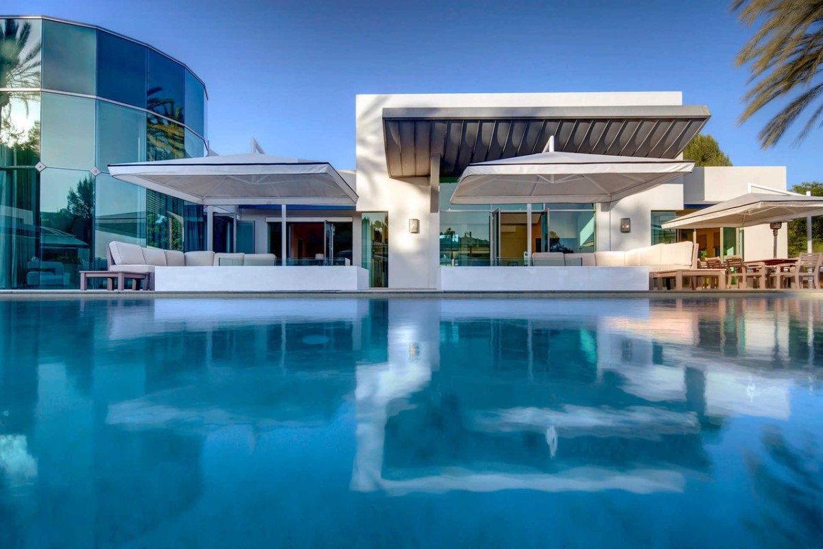 Un'elegante proprietà nel cuore di Beverly Hills con piscina, spa e molto altro