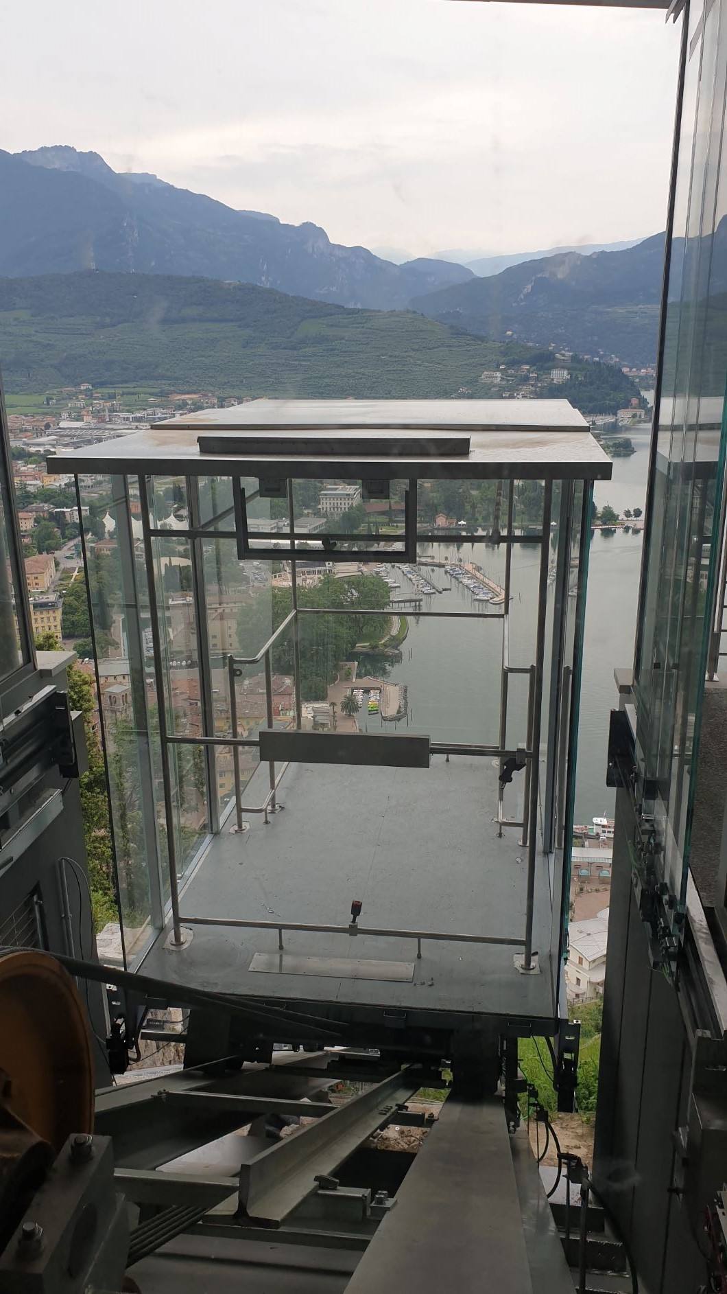 Un ascensore panoramico inclinato per guardare dall’alto il Lago di Garda