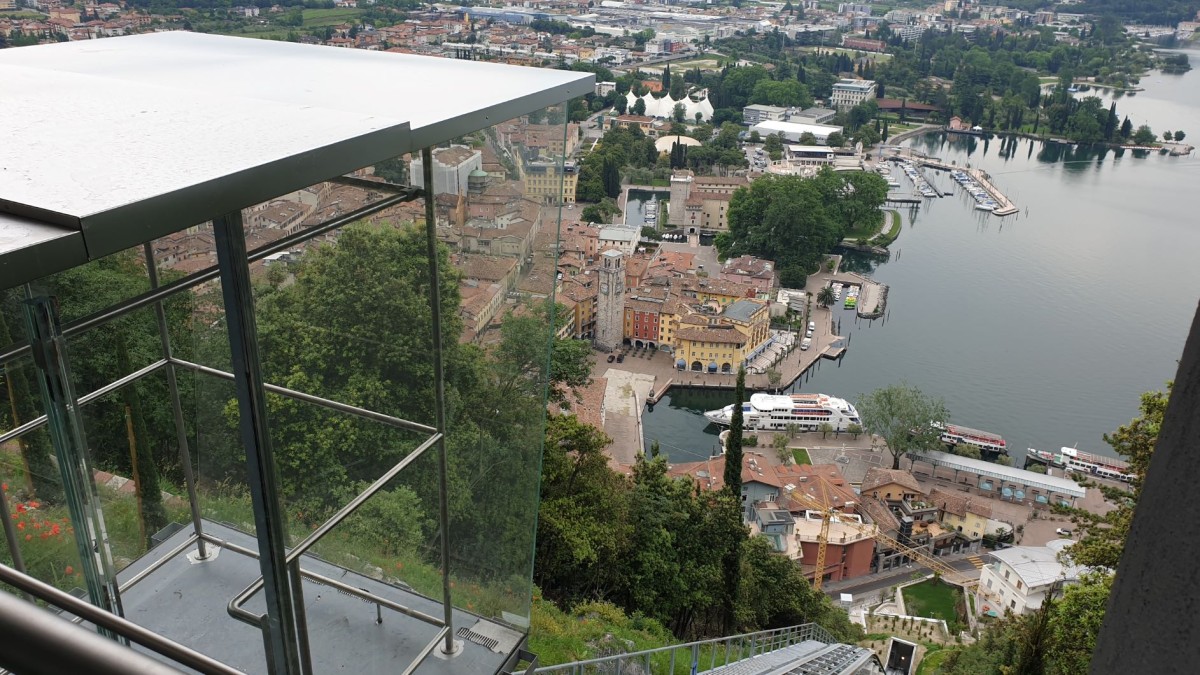 Un ascensore panoramico inclinato per guardare dall’alto il Lago di Garda