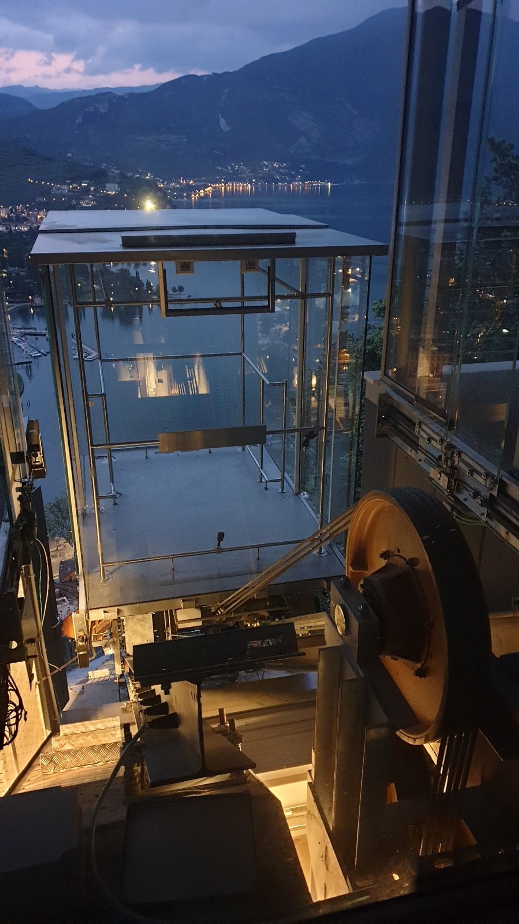 Un ascensore panoramico inclinato per guardare dall’alto il Lago di Garda