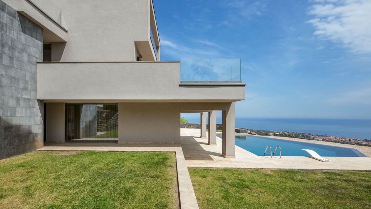 La propiedad tiene una amplia zona al aire libre con una gran piscina La propiedad tiene una amplia zona al aire libre con una gran piscina