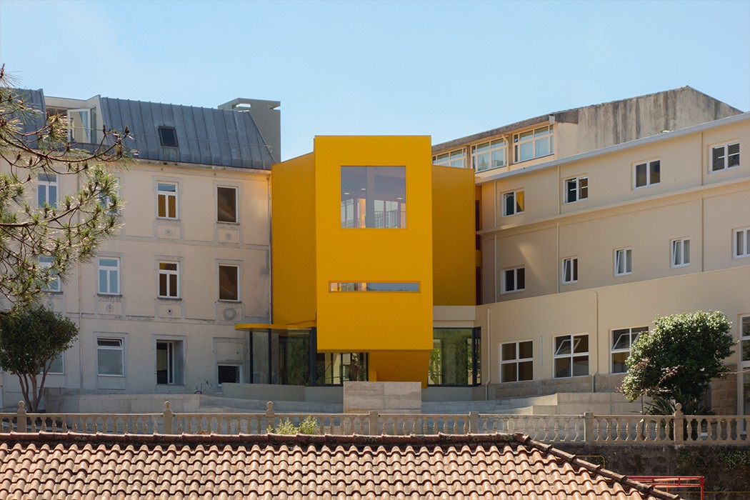 Uno studio di architettura trasforma questa scuola di musica in un originalissimo edificio