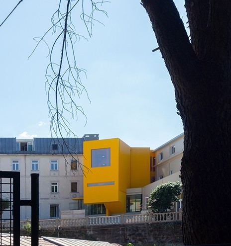 La struttura gialla è la connessione con le parti antiche