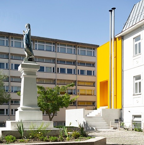 Si trova in una piazza