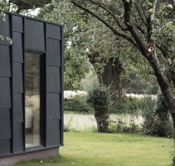 L'esterno, ricco di vegetazione