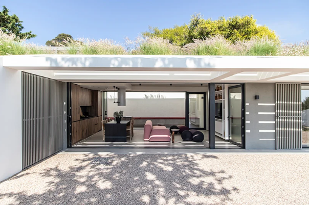 Unisce spazi con l'esterno