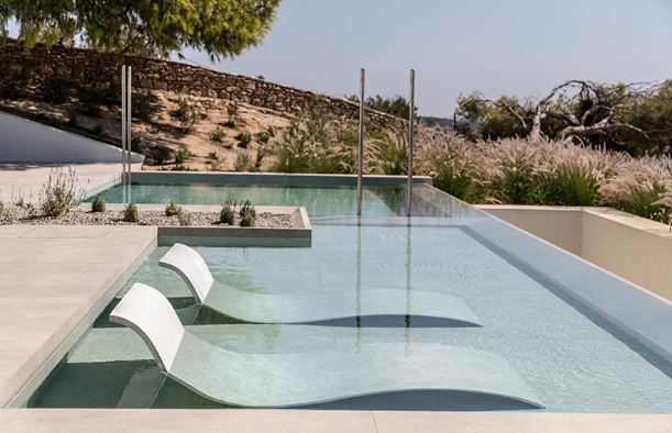 Le sdraie dentro l'acqua