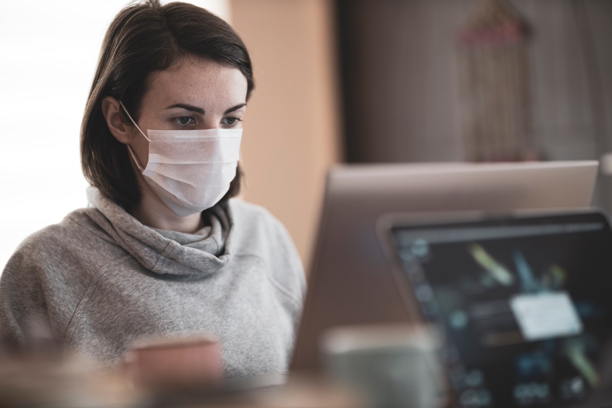 As máscaras faciais continuam a ser obrigatórias em Itália no novo decreto / Foto de engin akyurt em Unsplash As máscaras faciais continuam a ser obrigatórias em Itália no novo decreto / Foto de engin akyurt em Unsplash
