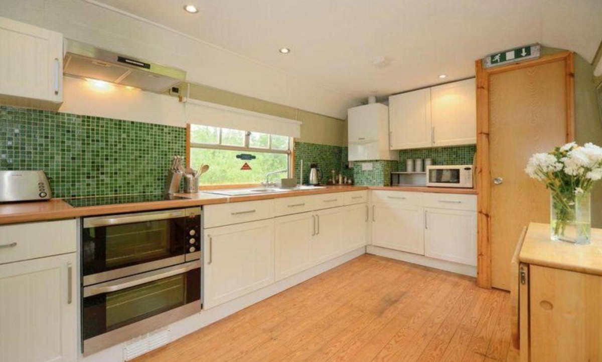 1704carriagehousecarrkitch2