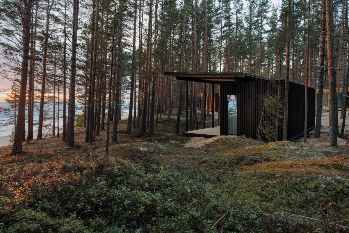 In Russia 15 cabine prefabbricate di design circondate da pini e un grande lago con spiaggia