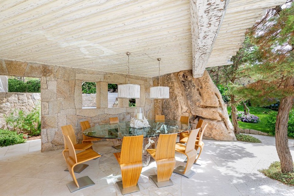 The property has both indoor and outdoor dining areas
