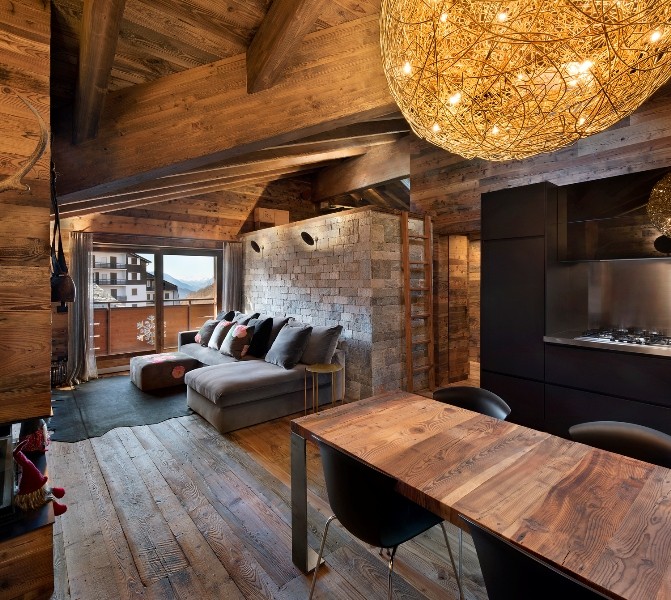 Uno chalet in Valtellina che usa il legno per creare un rifugio di design