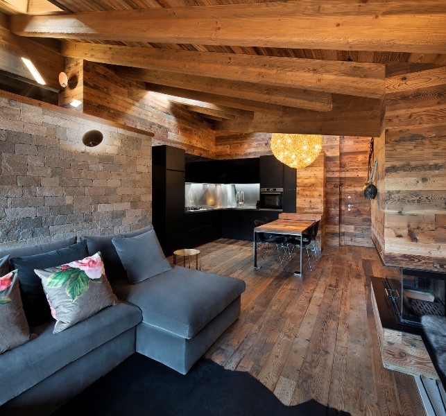 Uno chalet in Valtellina che usa il legno per creare un rifugio di design
