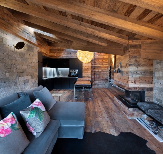 Uno chalet in Valtellina che usa il legno per creare un rifugio di design