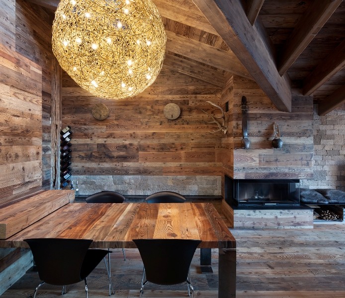Uno chalet in Valtellina che usa il legno per creare un rifugio di design