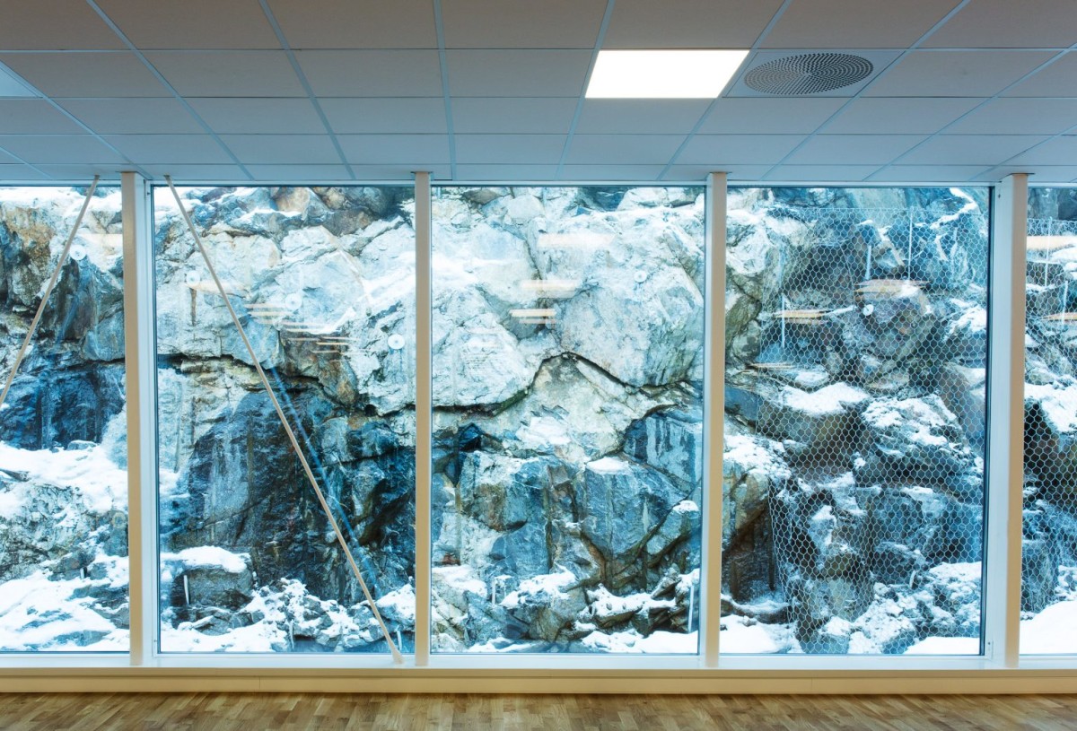 E' costruito al lato del bosco