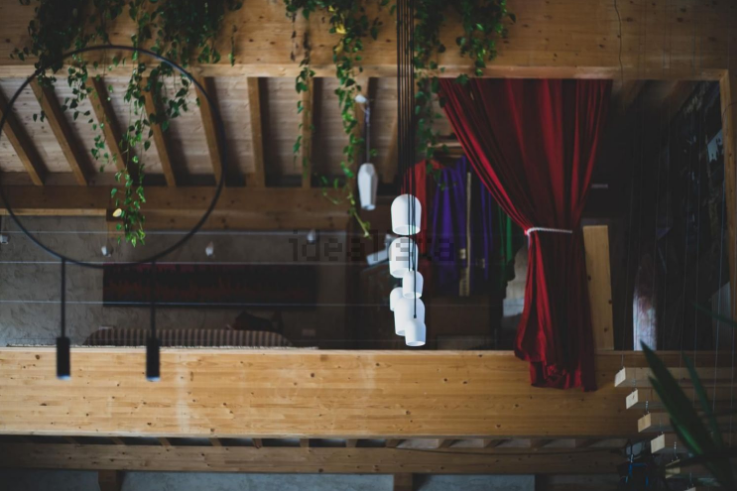 Un soppalco con camera da letto