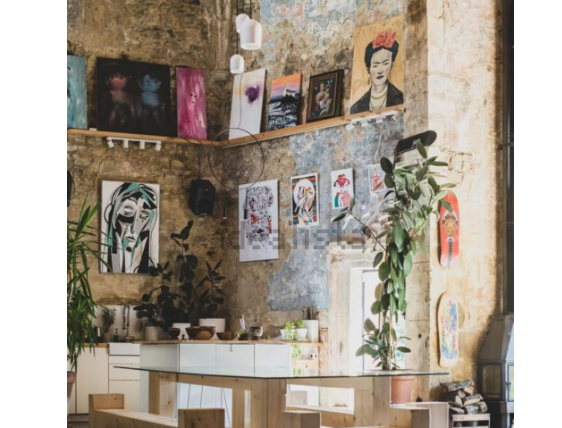 Inclusa nel prezzo una collezione d'arte