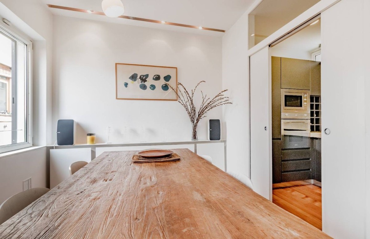 A cozinha moderna abre-se para uma sala de jantar