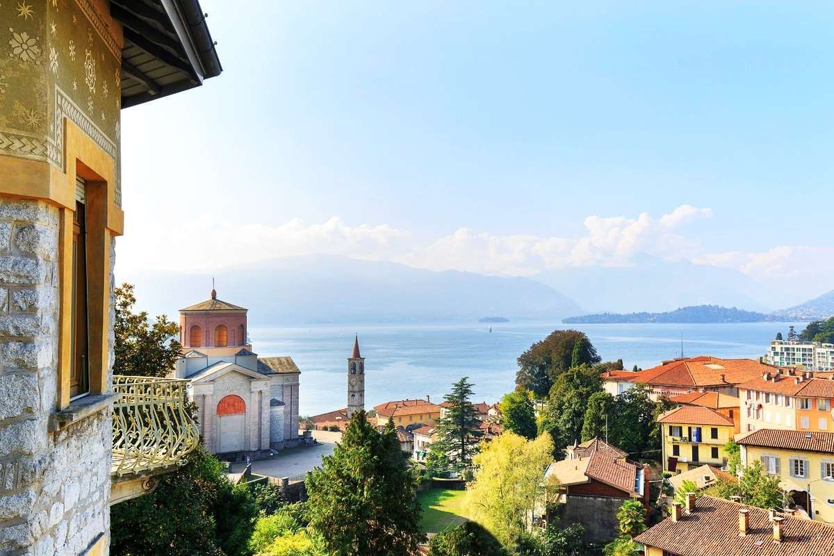 Die Aussicht auf den See und das Dorf ist atemberaubend Die Aussicht auf den See und das Dorf ist atemberaubend