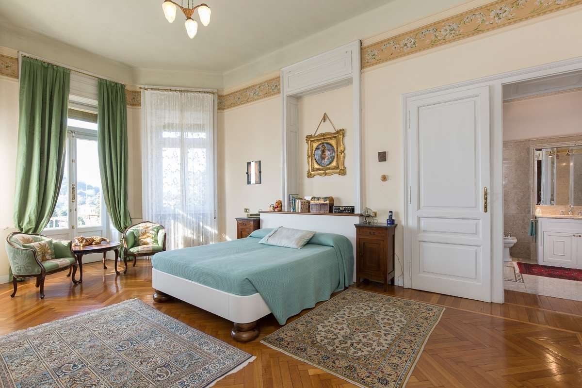 Les chambres spacieuses suivent le même thème de décoration classique