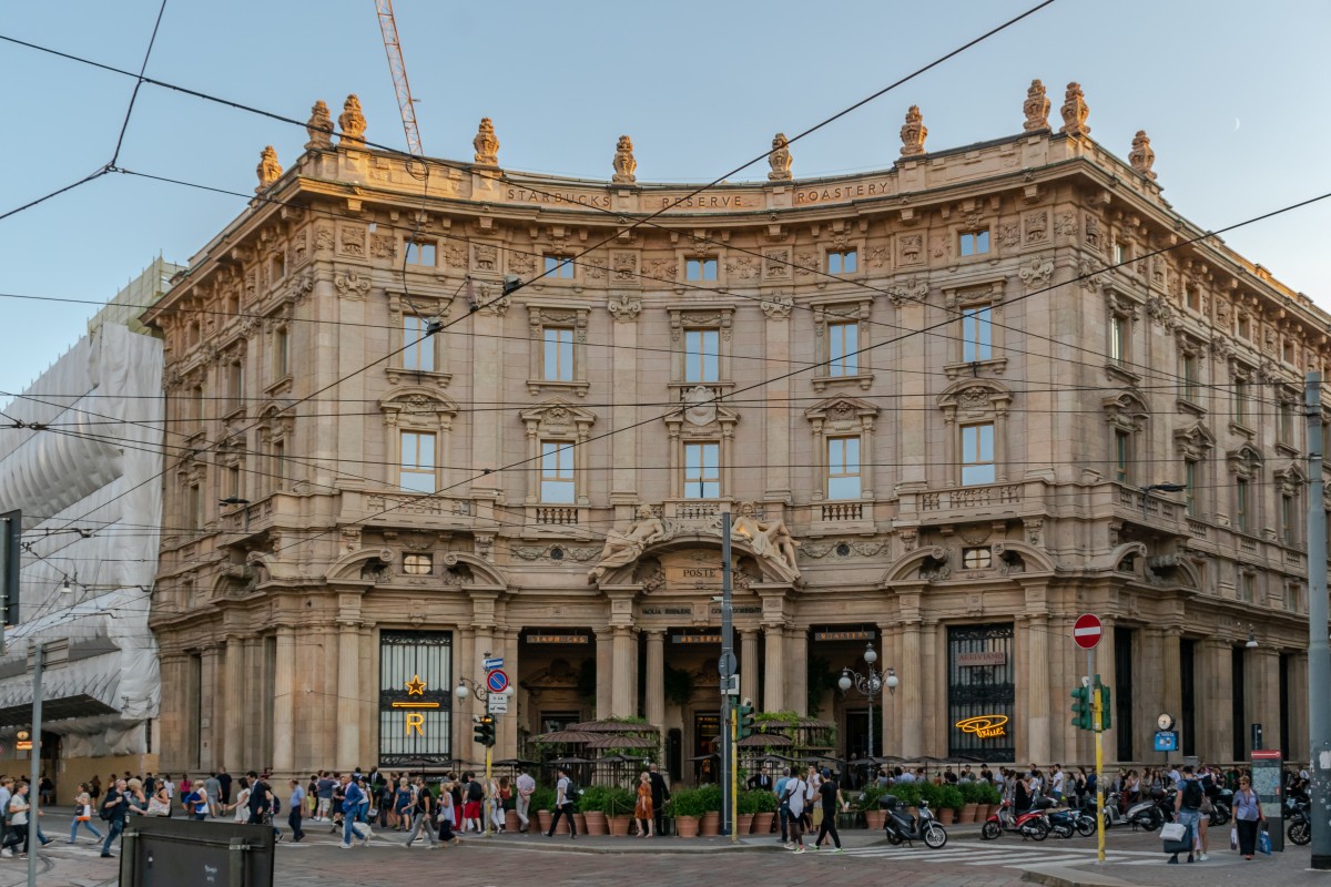 Lo storico Palazzo delle Poste in Piazza Cordusio a Milano cerca nuovi proprietari
