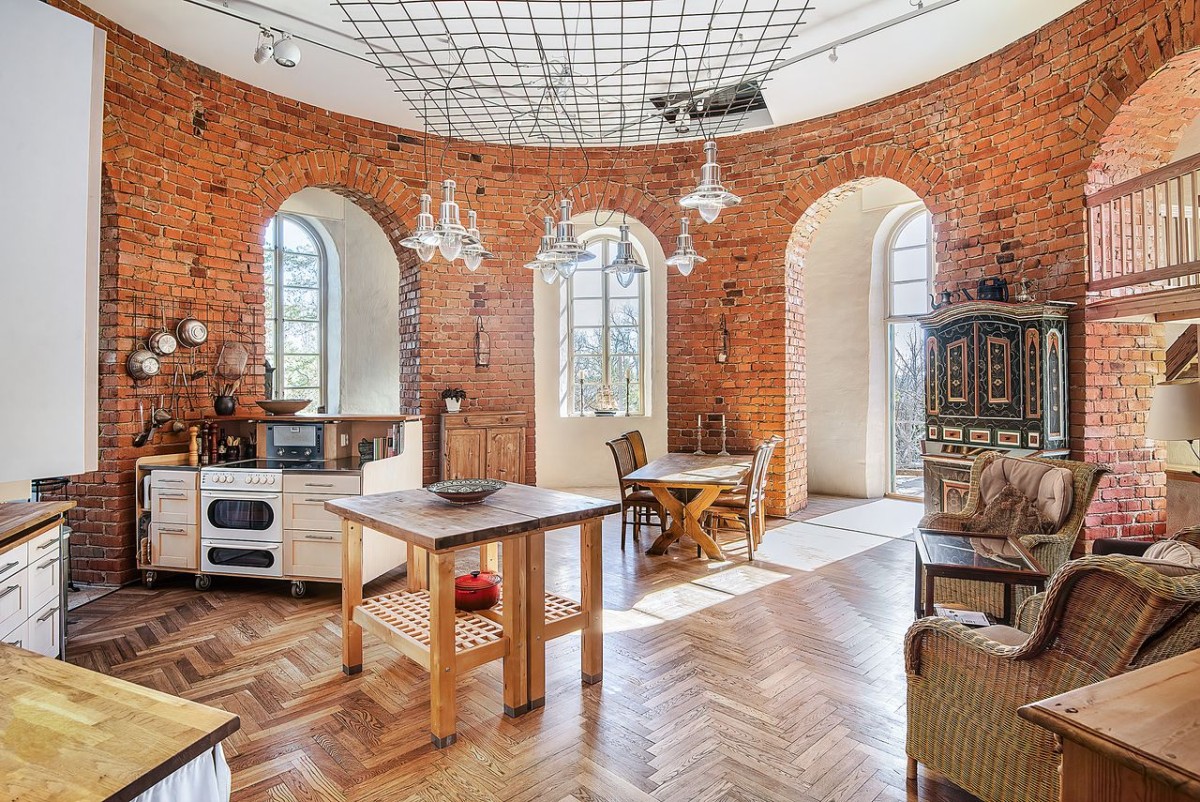 Una vecchia torre trasformata in una casa rustica in Svezia