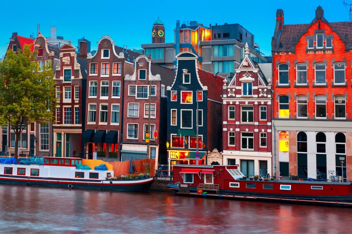 1. Amsterdam dl_a01452055