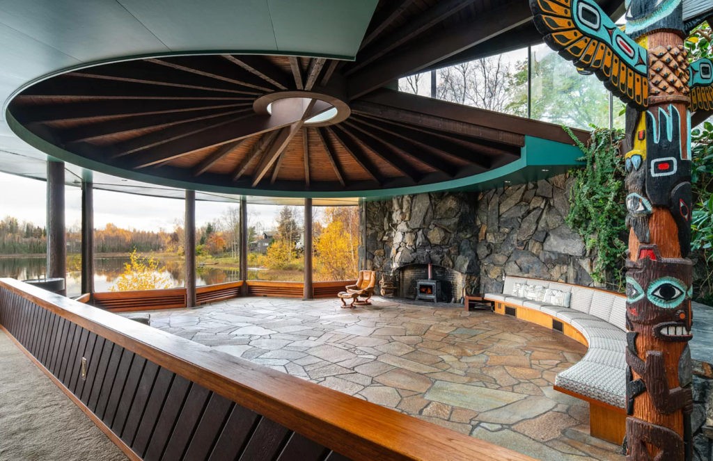 L'unica casa dell'architetto John Lautner in Alaska è in vendita per un milione di euro