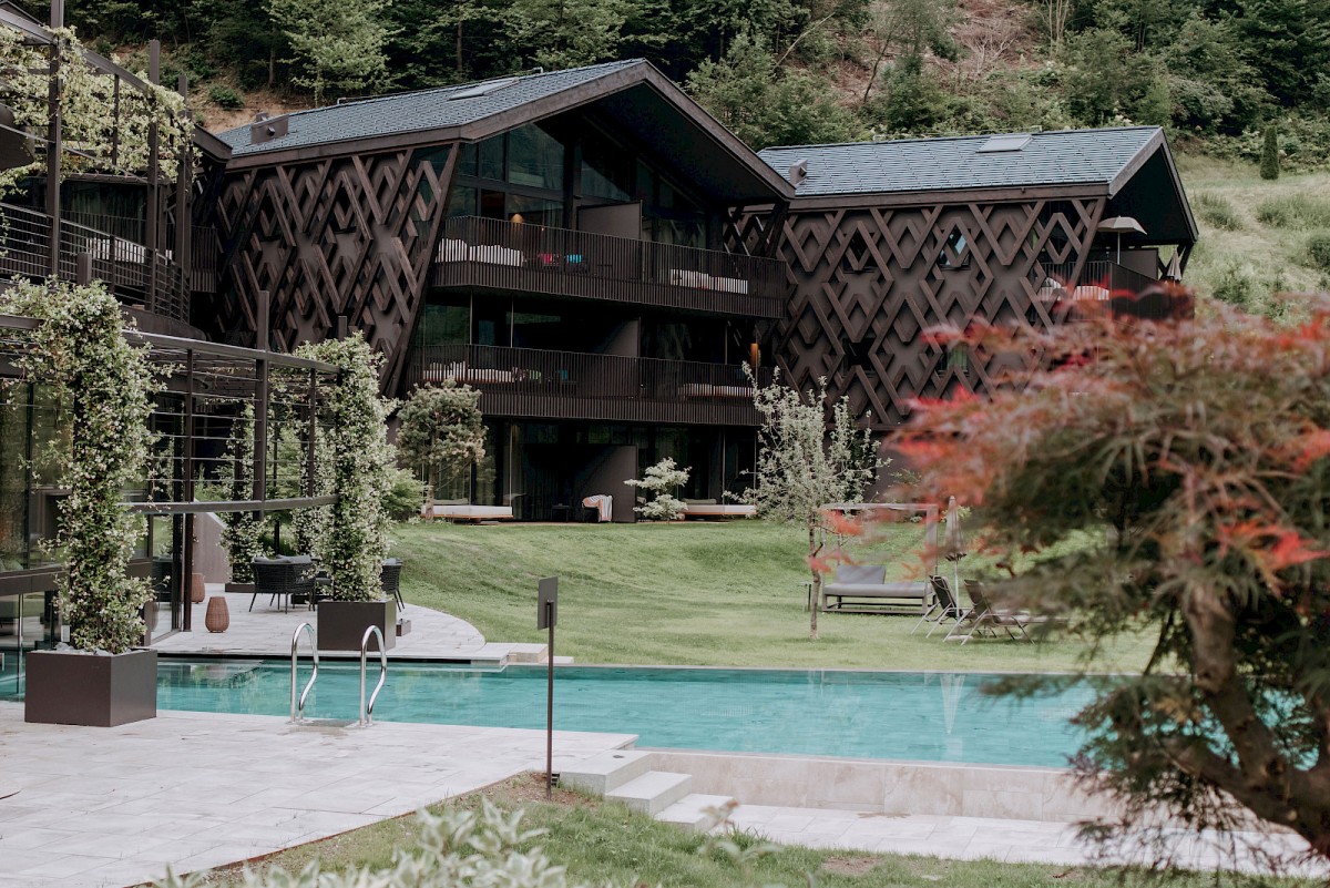 Un hotel di lusso mimetizzato nel verde delle montagne in Alto Adige