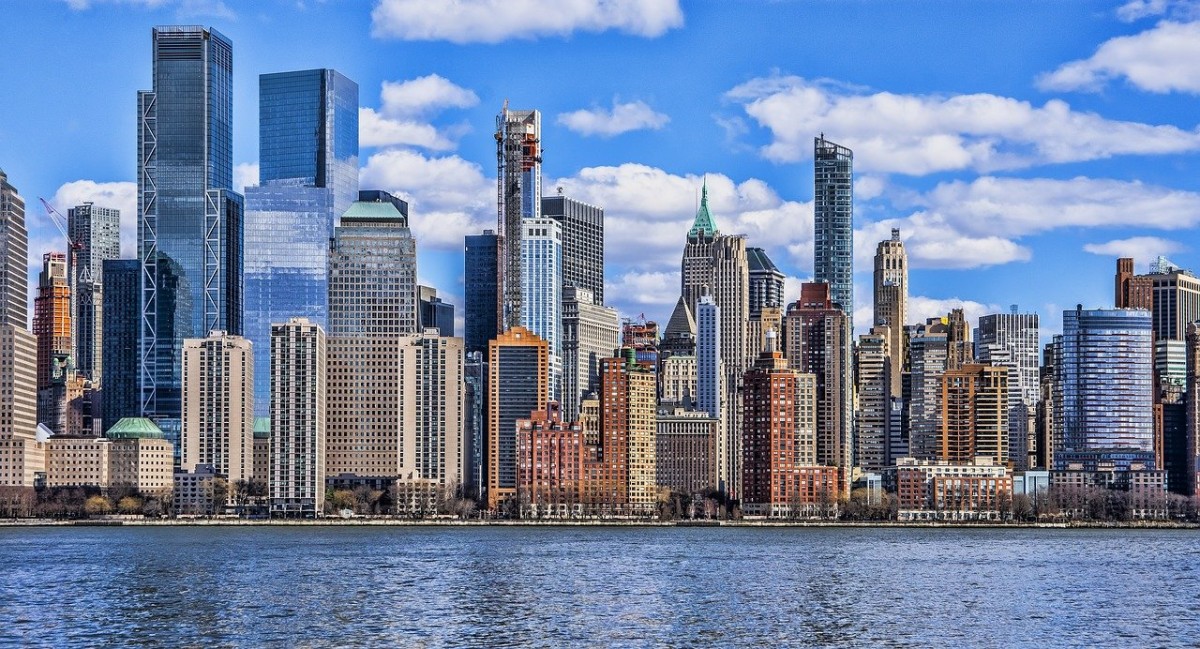 Gli affitti a Manhattan scendono in media a 2.500 euro e raggiungono livelli mai visti dal 2011