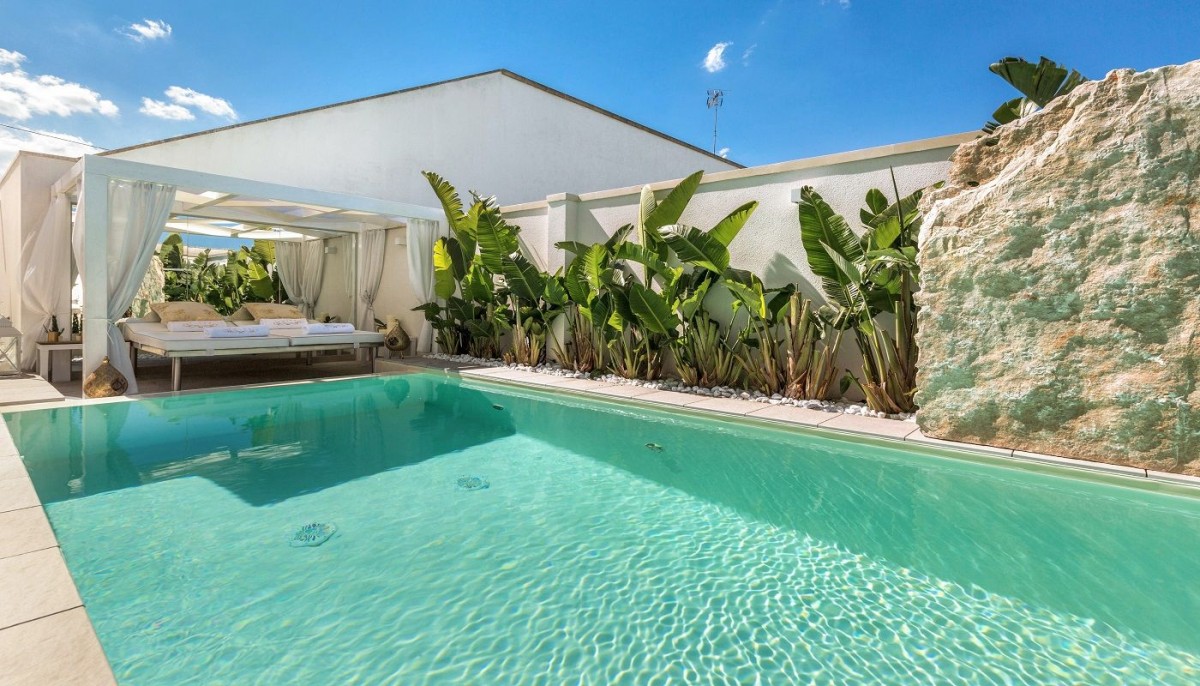 A propriedade tem uma terraço idílico com piscina