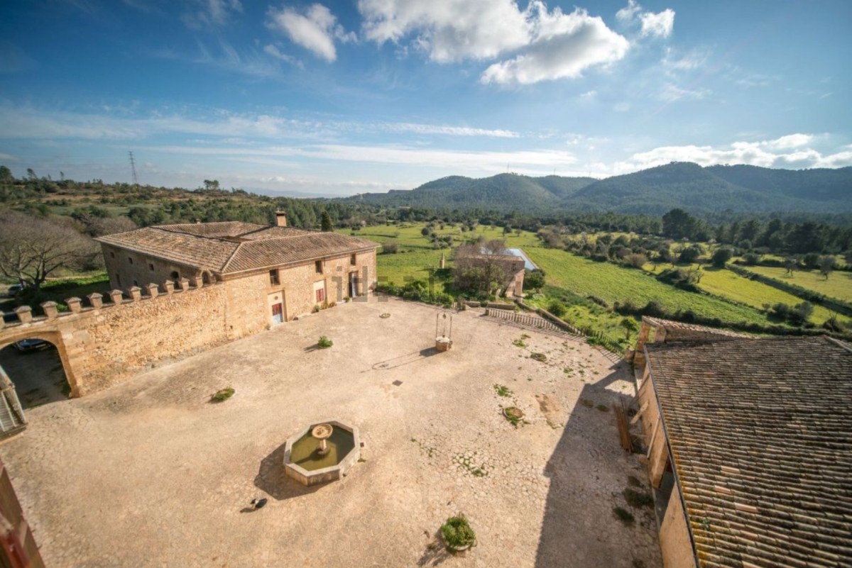 Vivere come i Windsors a Maiorca: una villa quasi millenaria è in vendita per 14 milioni di euro