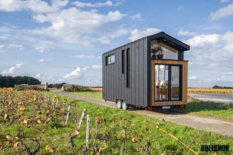 Un nuovo design per una mini-casa personalizzata su ruote in legno e alluminio nero