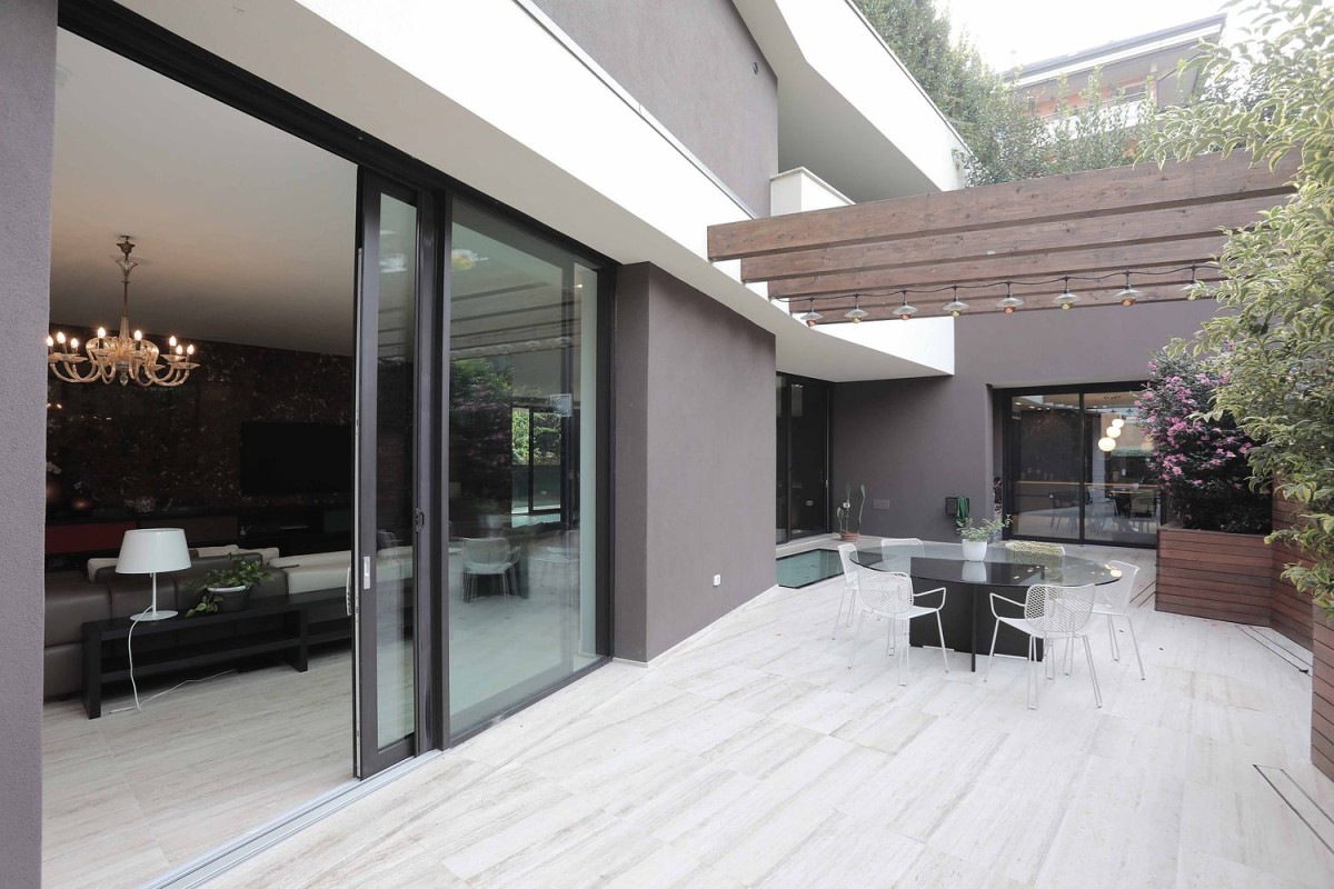 Die Villa verfügt über einen geräumigen Außenbereich, der sich perfekt zum Entspannen eignet Die Villa verfügt über einen geräumigen Außenbereich, der sich perfekt zum Entspannen eignet